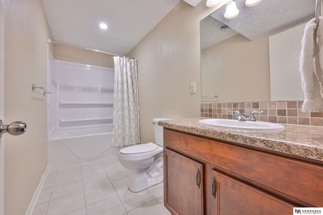 7530 Vine Street, Lincoln, NE 68505