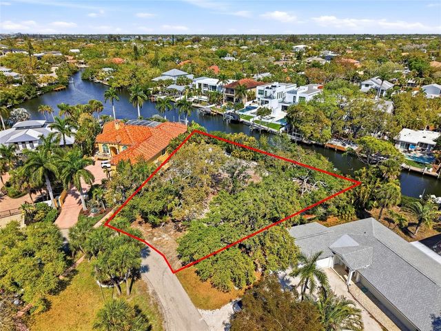 114 ISLAND CIRCLE, Sarasota, FL 34242