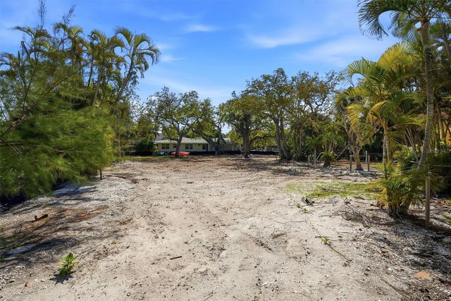 114 ISLAND CIRCLE, Sarasota, FL 34242