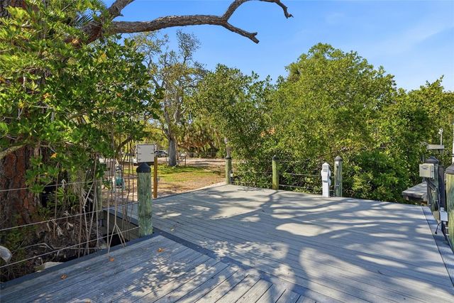 114 ISLAND CIRCLE, Sarasota, FL 34242