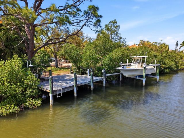 114 ISLAND CIRCLE, Sarasota, FL 34242