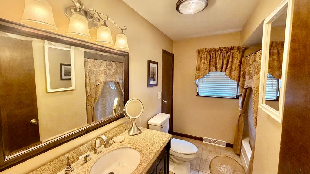 Image 12 of property listing at 545 Meadowbrook, Centralia, IL 62801