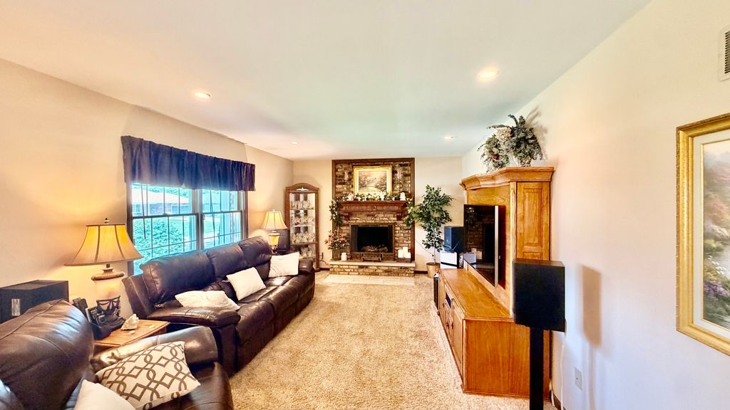 Image 3 of property listing at 545 Meadowbrook, Centralia, IL 62801