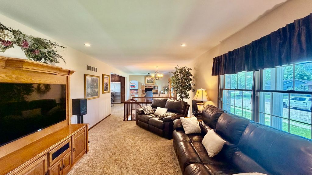 Image 4 of property listing at 545 Meadowbrook, Centralia, IL 62801