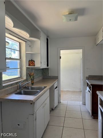 3977 Seminole AVE, Fort Myers, FL 33916