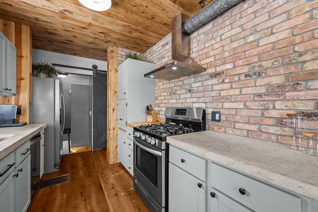 911 GRAND Court, Davenport, IA 52803