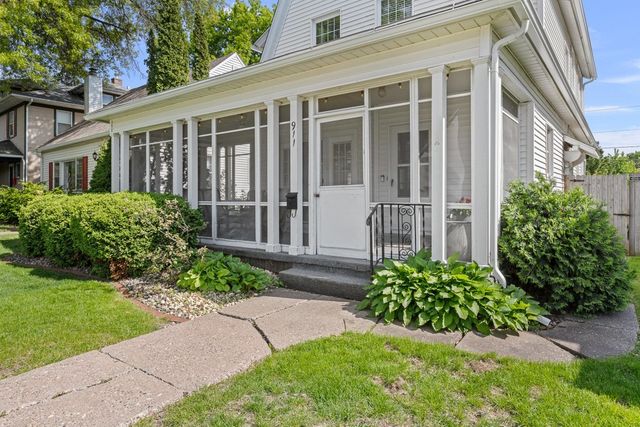 911 GRAND Court, Davenport, IA 52803