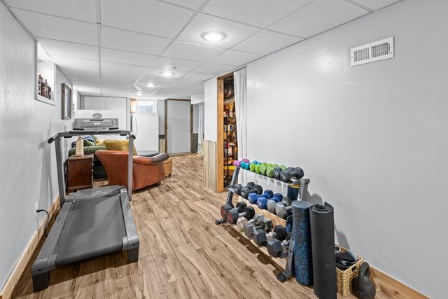 911 GRAND Court, Davenport, IA 52803
