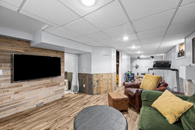 911 GRAND Court, Davenport, IA 52803