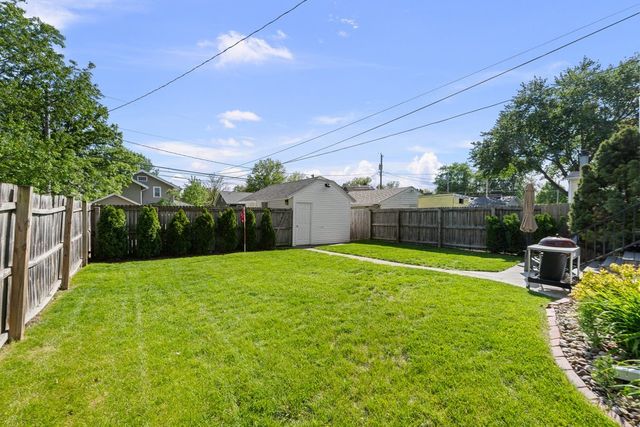 911 GRAND Court, Davenport, IA 52803