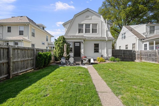 911 GRAND Court, Davenport, IA 52803