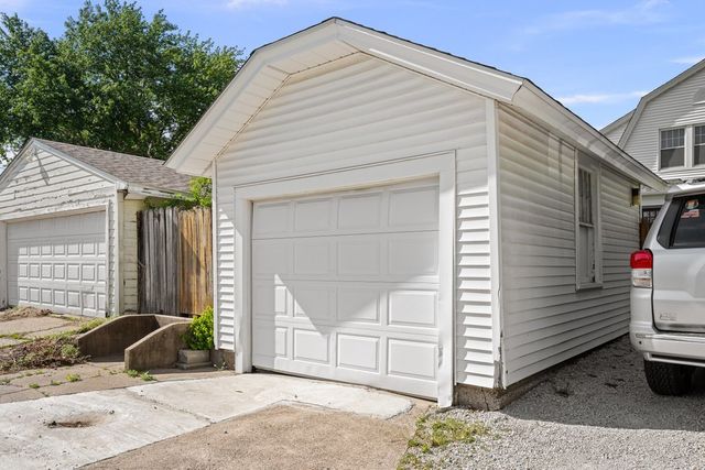 911 GRAND Court, Davenport, IA 52803