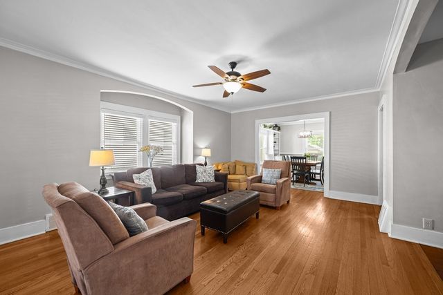 911 GRAND Court, Davenport, IA 52803
