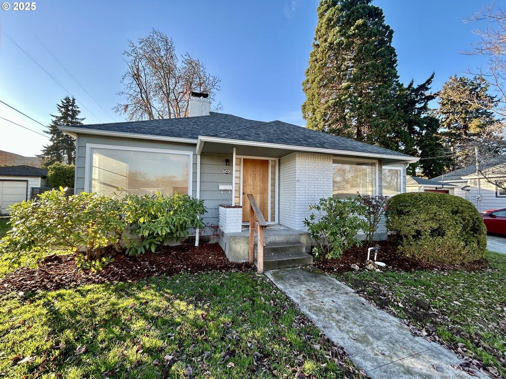 1532 E 10TH St, The Dalles, OR 97058