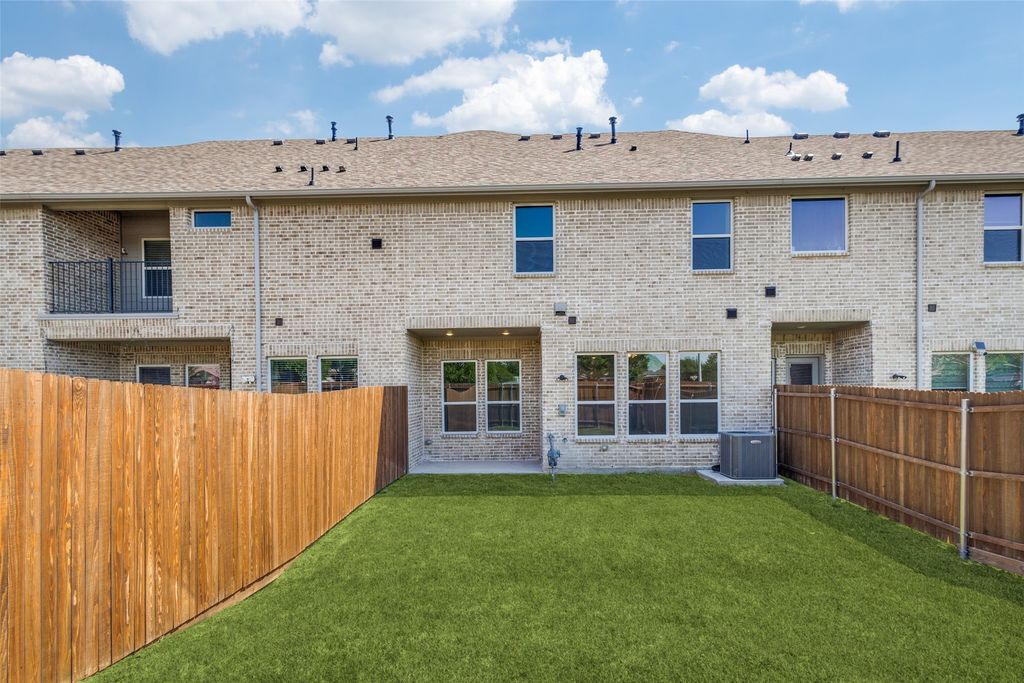 528 Hutchinson Lane, Lewisville, TX 75077