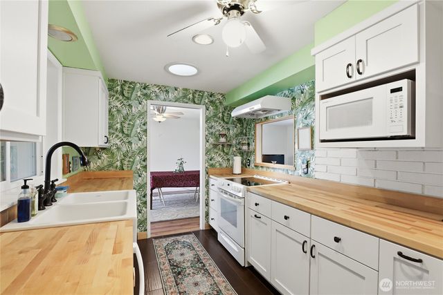 3961 NW Country Lane, Bremerton, WA 98312
