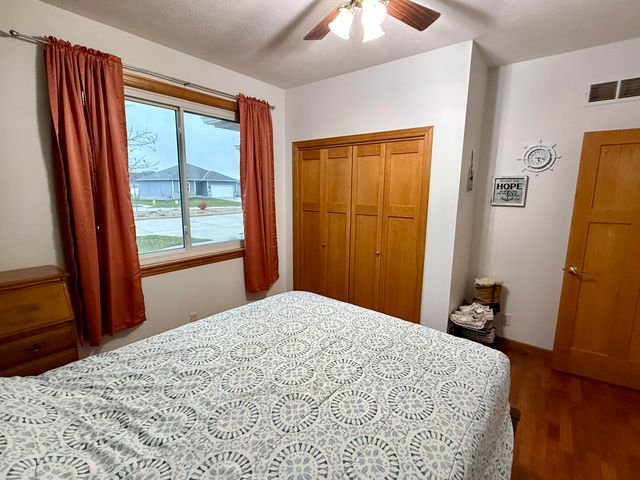 132 TRADERS POINTE Circle, Council Bluffs, IA 51501