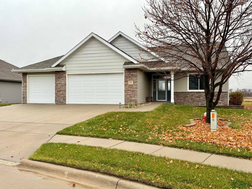132 TRADERS POINTE Circle, Council Bluffs, IA 51501