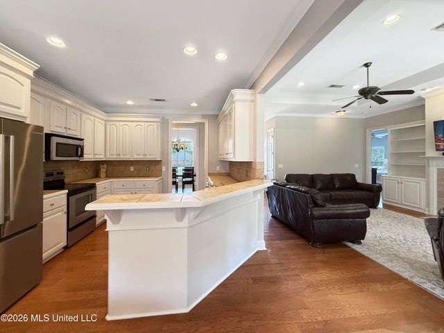 1010 Longwood Place, Pearl, MS 39208