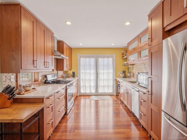 215 S 16th Street, Lindenhurst, NY 11757