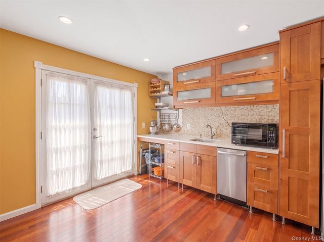 215 S 16th Street, Lindenhurst, NY 11757