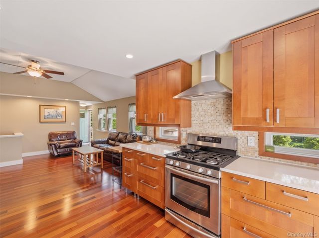 215 S 16th Street, Lindenhurst, NY 11757