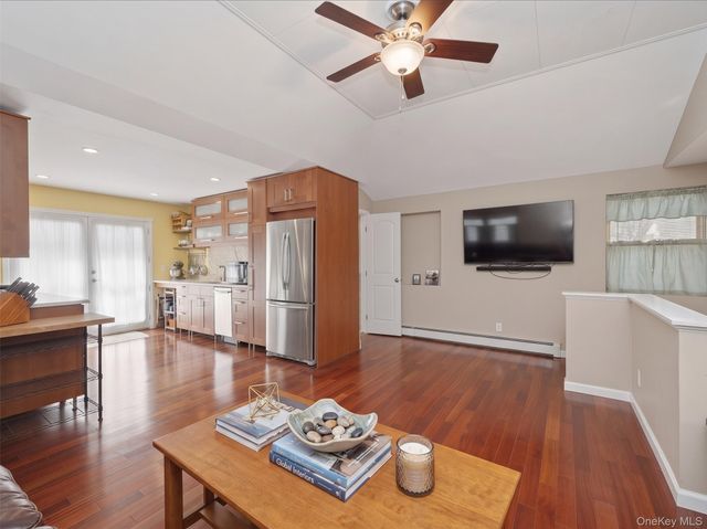 215 S 16th Street, Lindenhurst, NY 11757