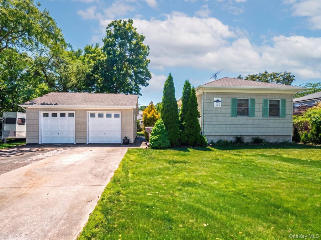 215 S 16th Street, Lindenhurst, NY 11757