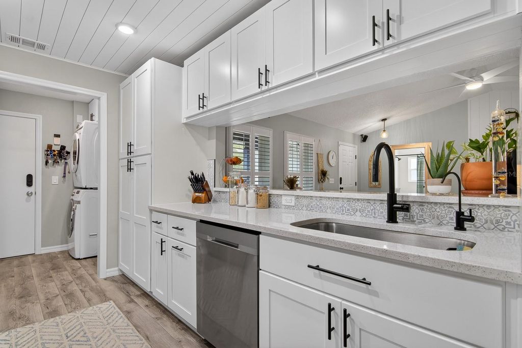 Image 14 of property listing at 4110 W MANGO AVENUE, Tampa, FL 33616