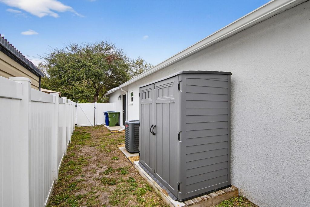 Image 37 of property listing at 4110 W MANGO AVENUE, Tampa, FL 33616