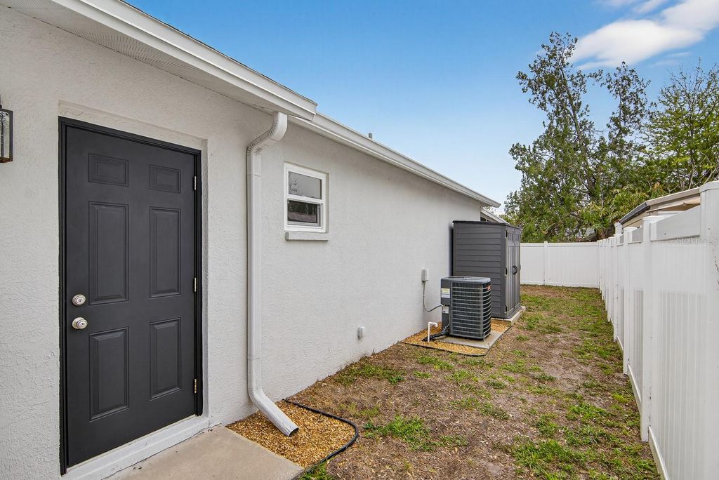 Image 38 of property listing at 4110 W MANGO AVENUE, Tampa, FL 33616