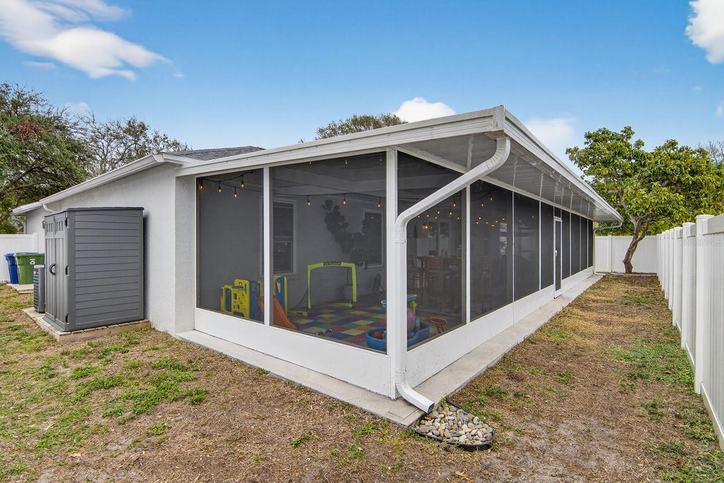 Image 40 of property listing at 4110 W MANGO AVENUE, Tampa, FL 33616