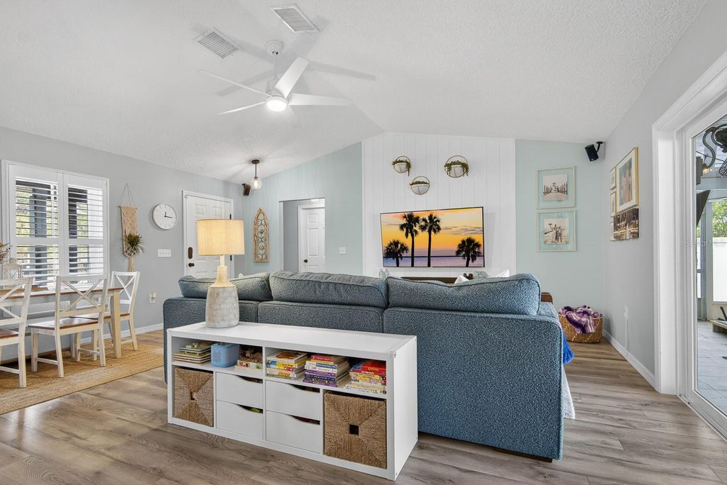 Image 8 of property listing at 4110 W MANGO AVENUE, Tampa, FL 33616