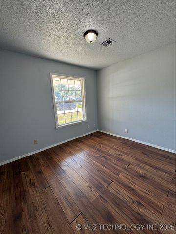 802 W 23rd Place N A&B, Claremore, OK 74017