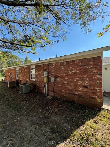 802 W 23rd Place N A&B, Claremore, OK 74017