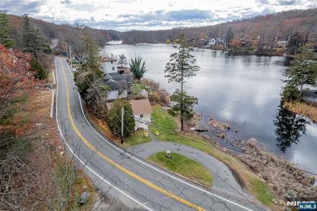 213 Otterhole Road, West Milford, NJ 07480