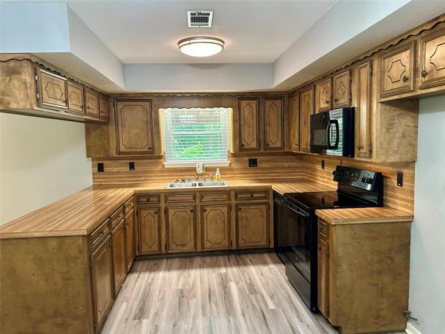 202 Spring Creek Loop, Livingston, TX 77351