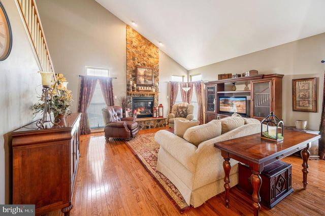 1034 RUNAWAY DR, Pennsburg, PA 18073
