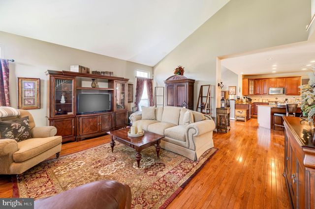 1034 RUNAWAY DR, Pennsburg, PA 18073