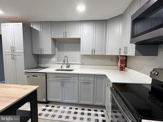 17 ABBOTT FARM CT, Hamilton, NJ 08610
