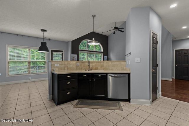 8003 Williamsgate Cir, Crestwood, KY 40014