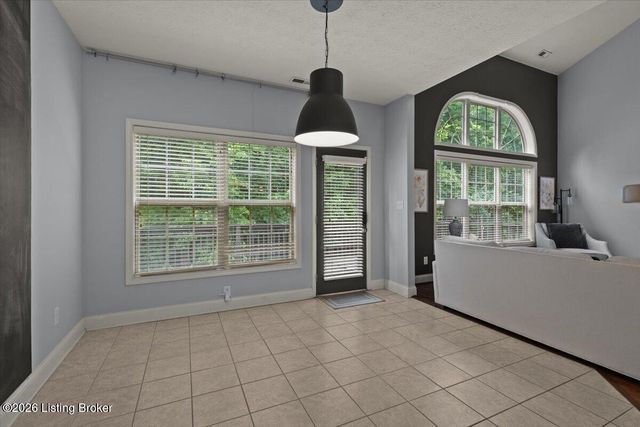 8003 Williamsgate Cir, Crestwood, KY 40014