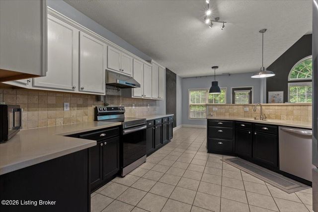 8003 Williamsgate Cir, Crestwood, KY 40014