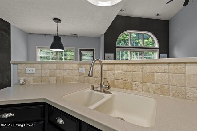 8003 Williamsgate Cir, Crestwood, KY 40014