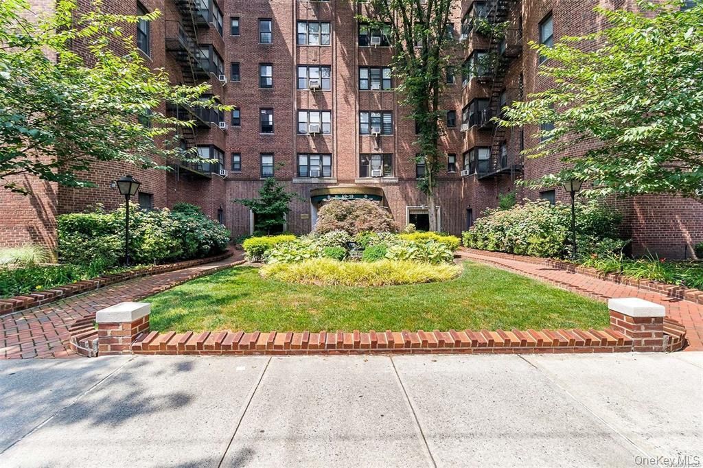 69-10 Yellowstone Boulevard 202, Forest Hills, NY 11375 — photo 3