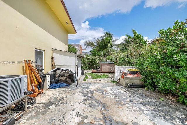 12085 W Dixie Highway, Biscayne Park, FL 33161
