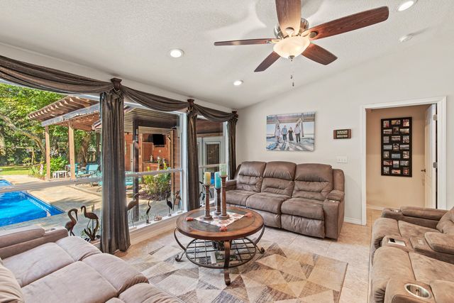 30 SE Bay Drive, Fort Walton Beach, FL 32548