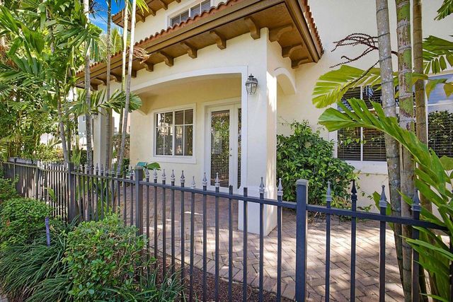 105 NW Gardner St, Boca Raton, FL 33432
