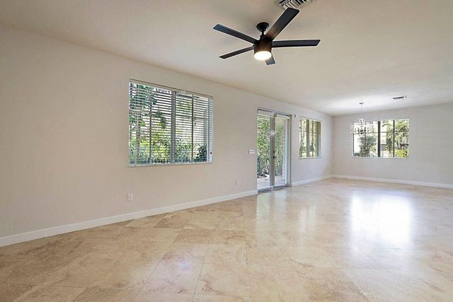 105 NW Gardner St, Boca Raton, FL 33432