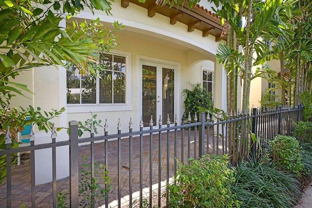 105 NW Gardner St, Boca Raton, FL 33432